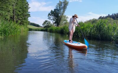 SUP i kajak jako forma treningu – jak wiosłowanie rozwija ciało