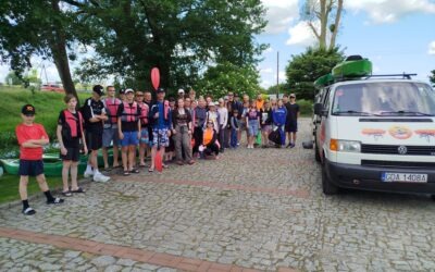 Rodzinny spływ: jak zabrać dzieci na kajak lub deskę SUP